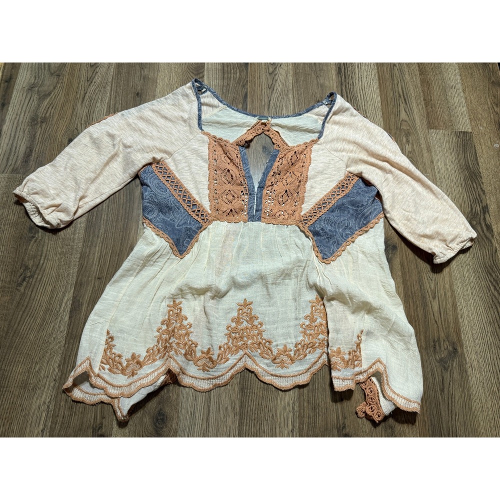 Gimmicks by BKE Blouse Women Size S Cream Orange Blue Paisley Crochet Lace Tunic